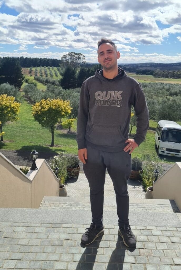 Foto de Diego (yo) en australia en un campo de plantación de olivos.